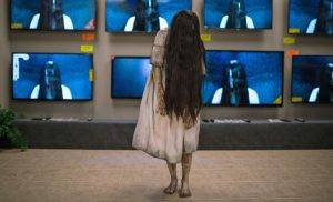 Samara (The ring) sale de los televisores para promocionar Rings. – PelisDeTerror: tu web sobre cine de terror.