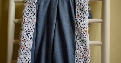 Camiseta con entredós de crochet