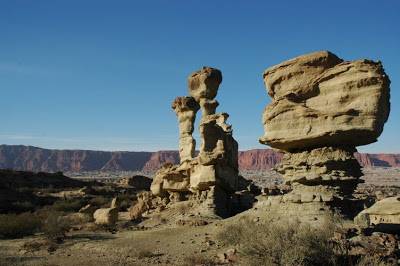 Ischigualasto basa su valor e importancia en el agreste paisaje y su riqueza paleontológica.