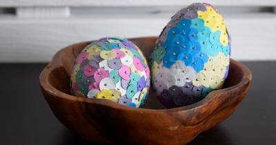 Huevos de Pascua de poliespán decorados con confetti