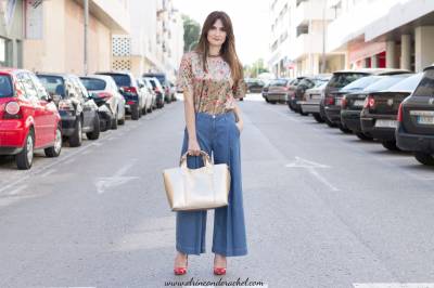 Velvet Floral T-Shirt & Golden Bag Outfit - El Rincón de Rachel