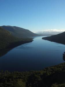 Lago Escondido, un maravilloso lago oculto en la cordillera, al pie del Paso Garibaldi.