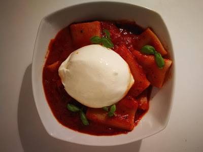 Paccheri al pomodoro e Burrata, Italia.
