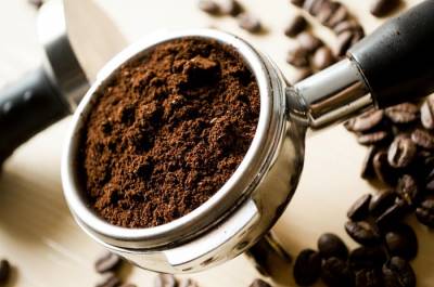 Aprovechar los posos de café para el jardín | Bajandoalatierra. com