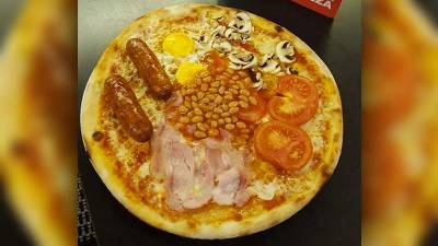 Un bar de Benidorm incluye todo el desayuno inglés en una pizza | SectorViral