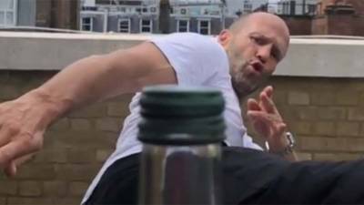 Jason Statham se suma al 'Bottle Cap Challengue' con una increíble patada giratoria | SectorViral