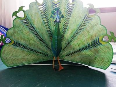 Un pavo real en una tarde llena de sol