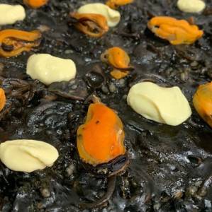Arroz negro con chipirones