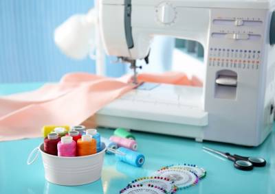 Máquinas de coser de una planta de confección (en inglés)