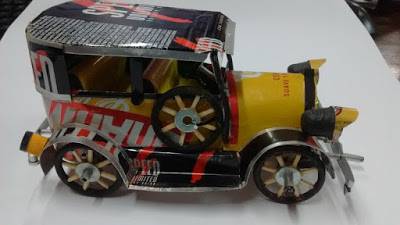 Auto con latas de bebida