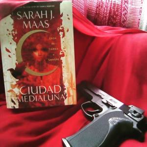 Reseña: Ciudad Medialuna 1 - Casa de Tierra y Sangre de Sarah J. Maas