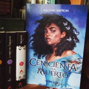 Reseña: Cenicienta ha muerto de Kalynn Bayron