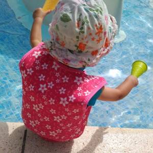 A la playa o piscina con tu bebé: 5 cosas que necesitas