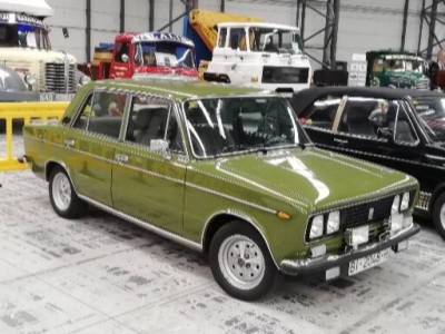 5 coches con 7 vidas