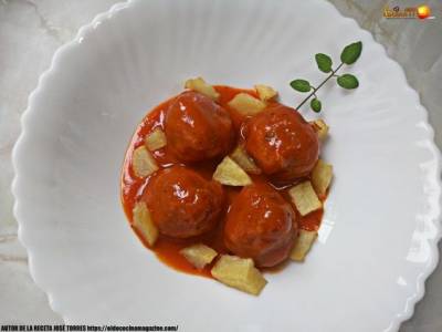 Albóndigas de Pollo con Salsa de Tomate casero de Albahaca