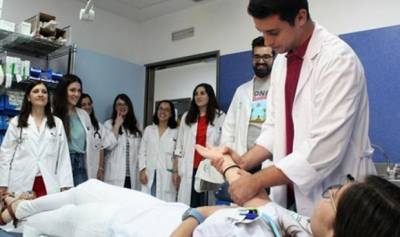 Nuestros médicos y enfermeros huyen al extranjero. Yo también lo haría…