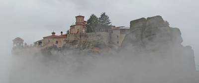 Meteora. Dos días colgados del cielo
