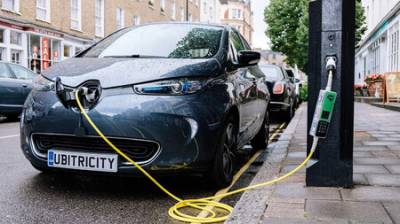 ¿Y si dejamos de pagar coche, combustible y parking a los ricos? Alemania ya no subvenciona más coches híbrido