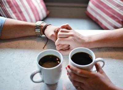 Un café, una mesa para cuatro