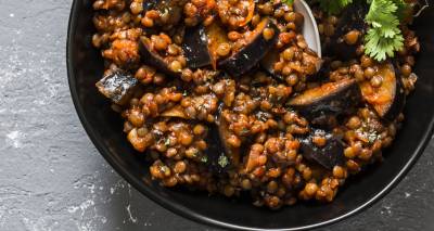 Lentejas con berenjenas y champiñones, receta fácil y ligera