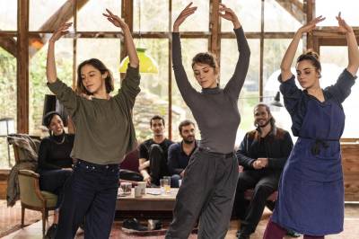 Un paso adelante: Caerse, levantarse y bailar al ritmo Cédric Klapisch y Marion Barbeau