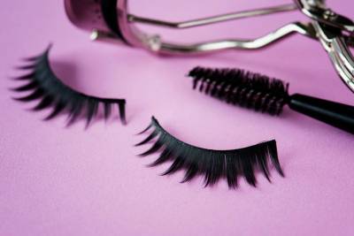 Guía y consejos sobre pestañas postizas | Raven Krone