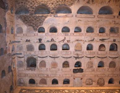 Nichos y urnas en el columbarium romano
