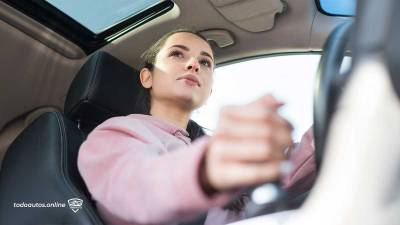 Qué debe realizar el conductor al detener la marcha y estacionarse junto a la acera
