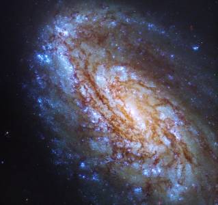 Hubble espía la colorida mortaja de un jet estelar