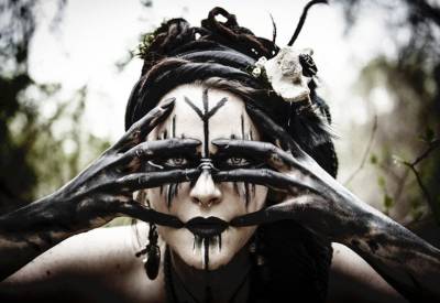Diferencias entre völva, spákona, seiðkona, seiðmaðr y vitki