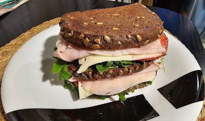 Receta: Sándwich de pavo con tomate y queso