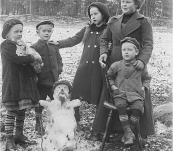 El Abuelo Nieve: Recuerdos bajo el Invierno