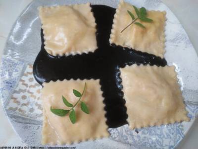 Raviolis caseros rellenos de gambas y cangrejo con salsa de tinta de calamar - oido cocina!!