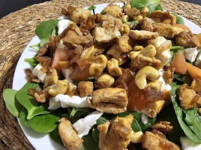 Ensalada de espinacas y pollo en salsa de soja