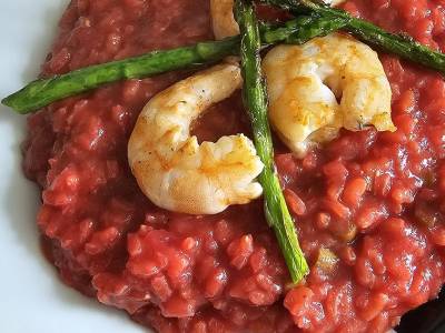 Risotto de remolacha con gambas y espárragos verdes