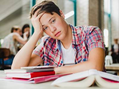 Cómo apoyar a los adolescentes a gestionar el estrés académico