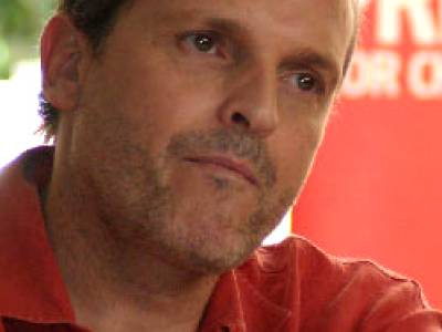 [1979] Miguel Bosé se salvó «por los pelos» de las «fans» y de los «fachas»