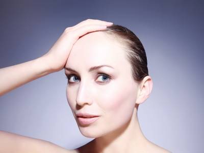 Pérdida de pelo en las mujeres: causas y soluciones | Mujer y MADRE hoy