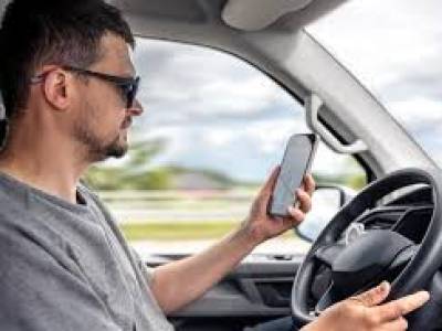 Si conduces no coja el móvil