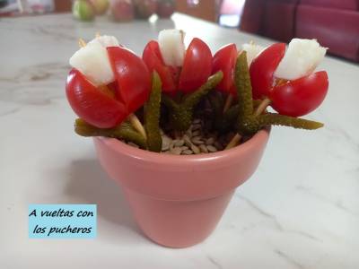 Flores de tomate, queso y pepinillo