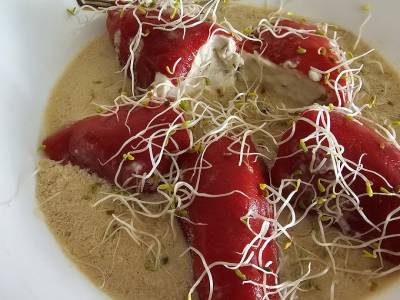 Pimientos del piquillo rellenos de crema de queso y nueces (receta fácil)