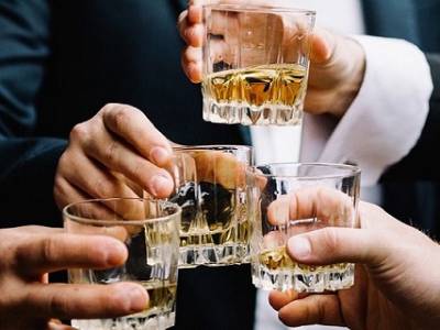 4 consecuencias del alcohol en los dientes