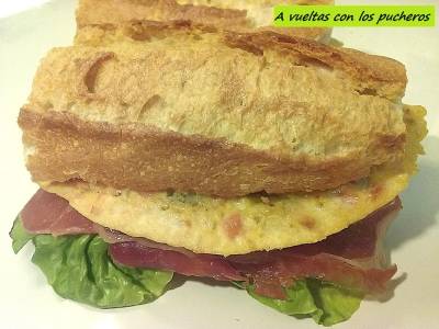 Bocadillo de tortilla vaga con sofrito y queso azul