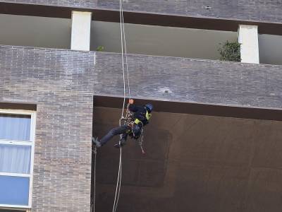 Reparación de fachadas con andamios o con trabajos verticales