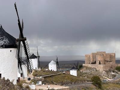 Consuegra: Donde los Gigantes de Quijote Vuelan al Compás del Viento Manchego