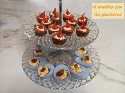 Bombones de mousse de pimientos y huevos violeta