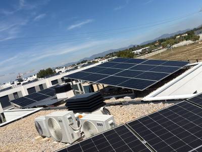 Instalación de placas solares mediante Trabajos verticales