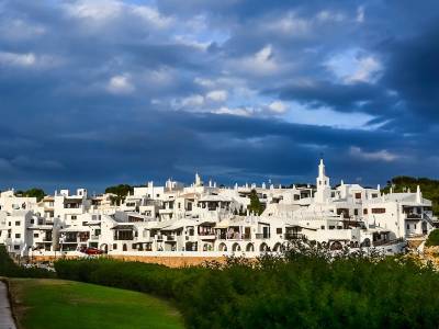 Las 7 mejores rutas en moto por Menorca + Alojamientos TOP ⭐