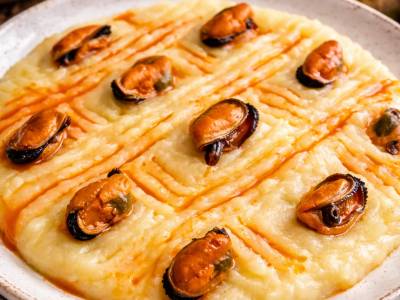 Puré de patatas con mejillones en escabeche