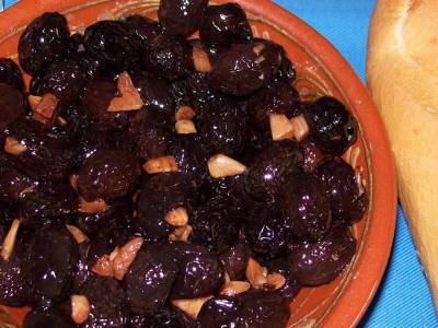 Olivas negras aliñadas